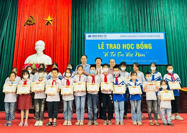 Đại diện Báo Kl99ok phiên bản mới, Phòng Giáo dục huyện Hưng Hà và đại diện Kl994 game bài casino hấp dẫn BRG trao quà cho các học sinh.