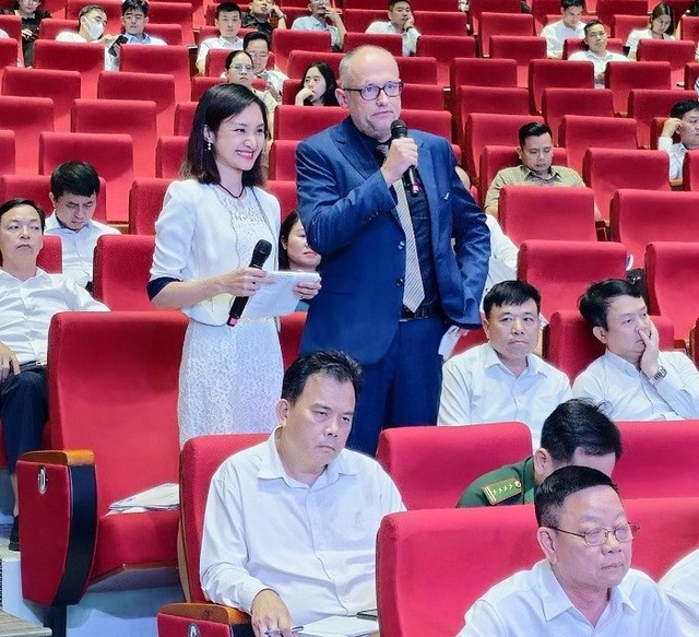 Ông Koen Soenens, Giám đốc Kl992 VIP Trang Chủ 2026 &amp; Marketing Tổ hợp KCN DEEP C nêu ý kiến tại Hội nghị. Ảnh: Thanh Sơn