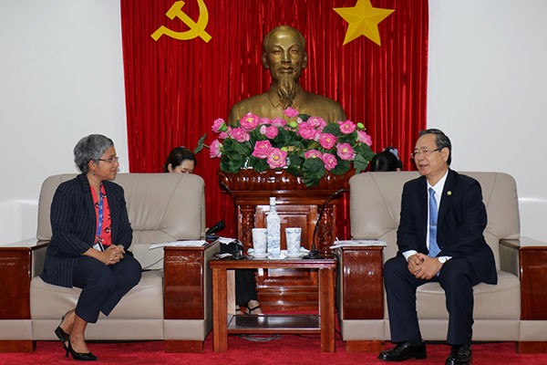 Ông Nguyễn Văn Dành (bên trái) Phó chủ tịch UBND tỉnh Bình Dương tiếp và làm việc với bà Priyamvada Srivastava, Tổng giám đốc P&amp;G Việt Nam.