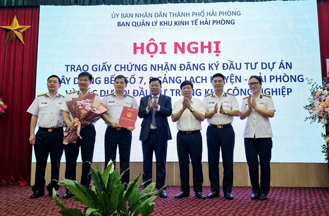 Ông Lê Trung Kiên, Trưởng ban BQL Khu Kl992 cổng game cá cược Hải Phòng chụp ảnh lưu niệm cùng chủ Kl99ok phiên bản mới Tân Cảng Sài Gòn. Ảnh: Thanh Sơn