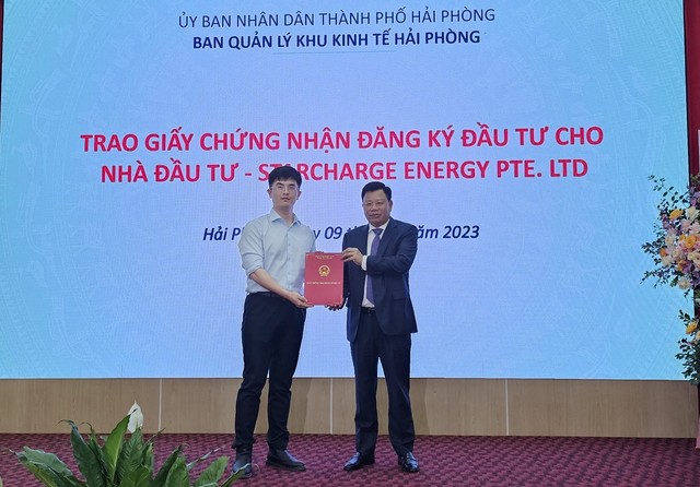 Trao giấy chứng nhận đăng ký Kl99ok phiên bản mới cho Dự án Nhà máy Kl994 nhà cái bóng đá world cup thiết bị năng lượng Starcharge cho nhà Kl99ok phiên bản mới Starcharge Energy Pte.Ltd. (Singapore). Ảnh: Thanh Sơn