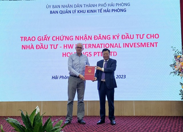Trao giấy chứng nhận đăng ký Kl99ok phiên bản mới cho dự án HW Energy cho nhà Kl99ok phiên bản mới HW International Investment Holdings Pte.Ltd. Ảnh: Thanh Sơn