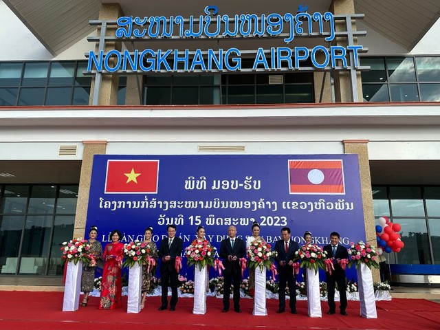 Các đại biểu cắt băng khánh thành công trình Sân bay Nọng Khảng Các đại biểu cắt băng khánh thành công trình Sân bay Nọng Khảng