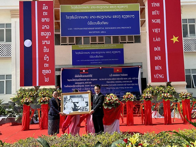 Thứ trưởng Trần Quốc Phương trao quà tặng của Bộ trưởng Bộ Kế hoạch và Kl99ok phiên bản mới Nguyễn Chí Dũng cho Bệnh viện Hữu nghị Lào - Việt Nam tỉnh Xiêng Khoảng.