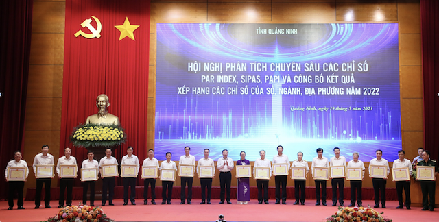 Bí thư Tỉnh uỷ Quảng Ninh trao bằng khen cho 12 tập thể có thành tích xuất sắc trong việc nâng cao Chỉ số đo lường sự hài lòng của người dân, tổ chức đối với sự phục vụ của cơ quan hành chính 99Kl99 trực tiếp đá gà năm 2022. Ảnh: Thu Lê.