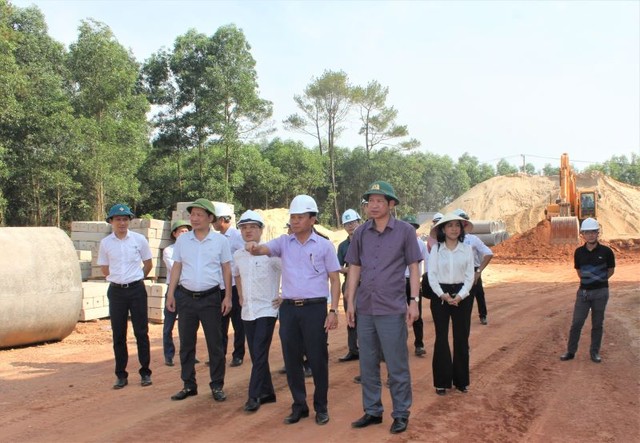 Phó chủ tịch Hồ An Phong cùng đoàn công tác kiểm tra thực địa, nắm bắt tình hình triển khai, tháo gỡ khó khăn, đẩy nhanh tiến độ các dự án Kl99ok phiên bản mới công trên địa bàn