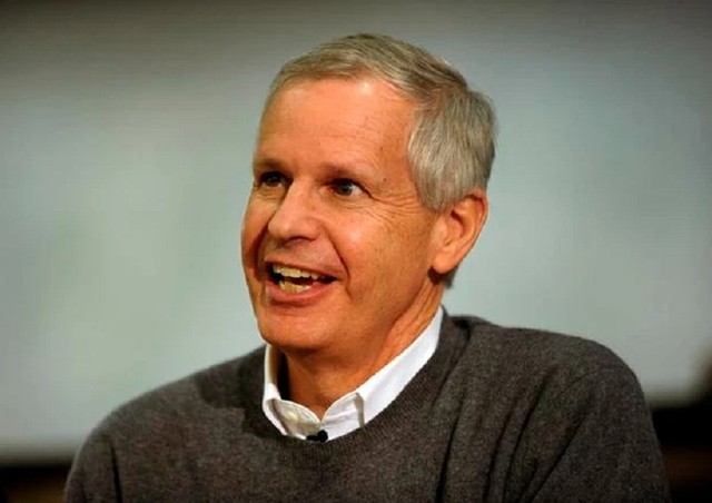 Charlie Ergen, nhà sáng lập và chủ tịch của Dish Network, vẫn mang cơm trưa nhà làm mỗi ngày. Ông cũng thường chia sẻ phòng khách sạn với các đồng nghiệp khi đi công tác