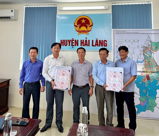 Sở Xây Dựng trao hồ sơ quy hoạch chung 2 khu đô thị mới cho Lãnh đạo các huyện Hướng Hoá và Hải Lăng.