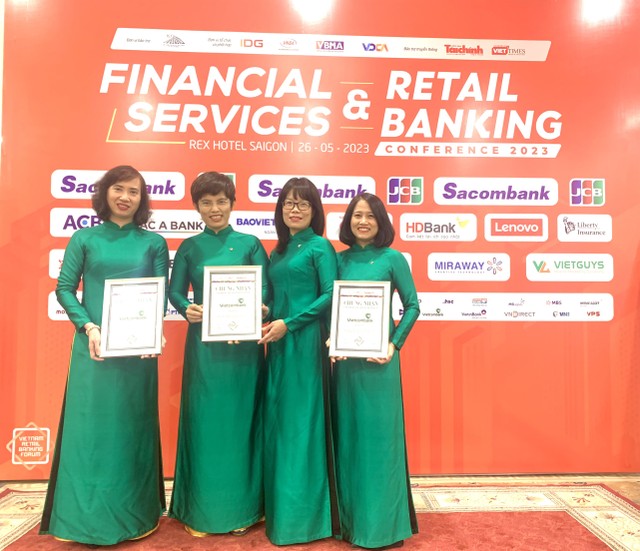 Bà Đoàn Hồng Nhung - Phó Giám đốc Khối Bán lẻ (thứ 3 từ trái sang) cùng các đại diện đơn vị Khối Bán lẻ Vietcombank đón nhận các giải thưởng của Diễn đàn Link Vào Nhà Cái KL99 COM Tặng +199k bán lẻ 2023