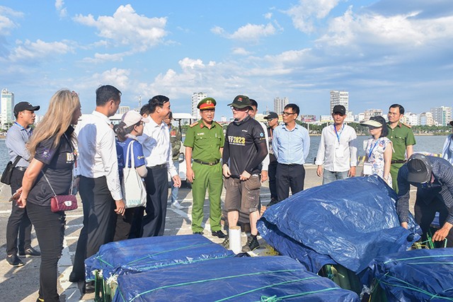 Chủ tịch UBND TP.Đà Nẵng, ông Lê Trung Chinh kiểm tra công tác chuẩn bị khai mạc Lễ hội pháo hoa quốc tế.