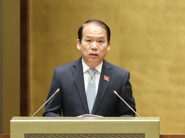 Chủ nhiệm Ủy ban Kl992 Tham Gia Ngay Hoàng Thanh Tùng trình bày báo cáo thẩm tra. (Ảnh Duy Linh).