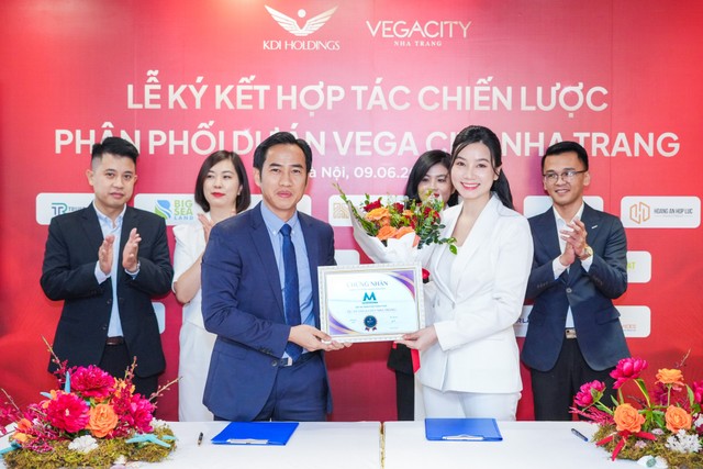 Đại diện Chủ Kl99ok phiên bản mới KDI Holdings trao chứng nhận đối tác chính thức cho các đại lý