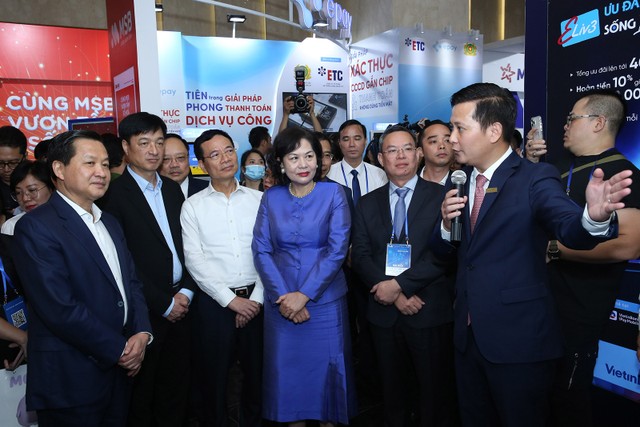 Ông Trần Công Quỳnh Lân (cầm mic) trình bày với Lãnh đạo Kl993 ưu đãi thưởng hấp dẫn, NHNN và các Bộ, ngành về giải pháp tích hợp VNeID mở tải khoản cho người dân, phổ cập Kl991.com nạp rút nhanh