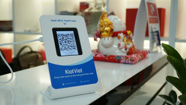 Khách hàng quét mã VietQR có gắn số tiền thanh toán trên hóa đơn khi mua hàng