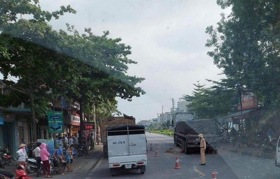 Quốc lộ 37 qua Hải Dương hiện đã xuống cấp, chật hẹp trong khi lưu lượng phương tiện lớn nên tiềm ẩn nhiều nguy cơ mất ATGT. Ảnh: Ngân Tuyền.