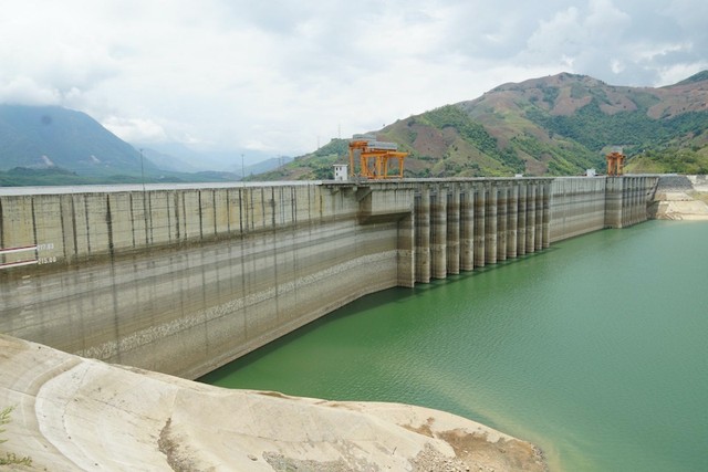 Nhà máy Thủy điện Sơn La - Thủy điện lớn nhất Đông Nam Á với tổng công suất 2.400MW đang đối mặt với tình trạng khô hạn chưa từng có. Ngày 6/6/2023, mực nước trong hồ thủy điện Sơn La ghi nhận ở mức 174,93m, thấp hơn mực nước chết và thấp hơn 40,07m so với mực nước dâng bình thường. Đây là mực nước thấp nhất kể từ khi nhà máy đưa vào vận hành. Nhà máy Thủy điện Sơn La - Thủy điện lớn nhất Đông Nam Á với tổng công suất 2.400MW đang đối mặt với tình trạng khô hạn chưa từng có. Ngày 6/6/2023, mực nước trong hồ thủy điện Sơn La ghi nhận ở mức 174,93m, thấp hơn mực nước chết và thấp hơn 40,07m so với mực nước dâng bình thường. Đây là mực nước thấp nhất kể từ khi nhà máy đưa vào vận hành.