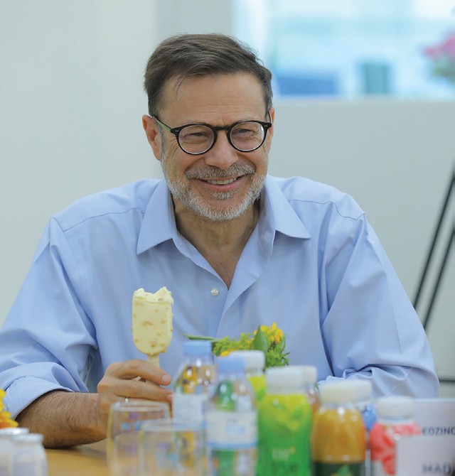 Đại sứ Andrew Goledzinowski thưởng thức những sản phẩm từ sữa tươi sạch, “vì sức khỏe cộng đồng” của Kl994 game bài casino hấp dẫn TH trong khuôn khổ buổi làm việc