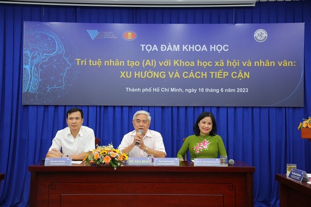 TS. Nguyễn Quân (giữa), Nguyên Ủy viên BCH Trung ương Đảng, Nguyên Bộ trưởng Bộ KH&amp;CN; PGS.TS Bùi Thế Duy (trái), Ủy viên Dự khuyết BCH Trung ương Đảng Thứ trưởng Bộ KH&amp;CN; PGS.TS Ngô Thị Phương Lan, Hiệu trưởng Trường ĐH KHXH&amp;NV, ĐHQG TP.HCM chủ trì tọa đàm.