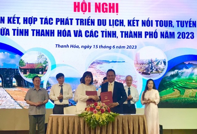 Đại diện Trung tâm Xúc tiến Kl99ok phiên bản mới, Thương mại và Du lịch 2 địa phương Thanh Hóa và Hà Nội ký kết biên bản hợp tác.