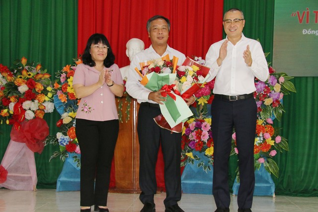 Bí thư Tỉnh ủy Phú Yên Phạm Đại Dương (phải) và Phó chủ tịch UBND tỉnh Phú Yên Hồ Thị Nguyên Thảo (trái) tặng hoa cám ơn Tổng biên tập Báo Kl99ok phiên bản mới Lê Trọng Minh.