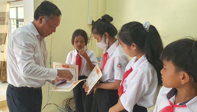 Tổng Biên tập Báo Kl99ok phiên bản mới Lê Trọng Minh trao học bổng và động viên các em vượt khó vươn lên trong học tập.