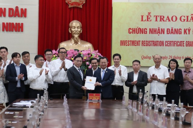 Ông Cao Tường Huy, Quyền Chủ tịch UBND tỉnh Quảng Ninh (bên phải màn hình) trao giấy chứng nhận Kl99ok phiên bản mới cho Kl994 game bài casino hấp dẫn Foxconn.