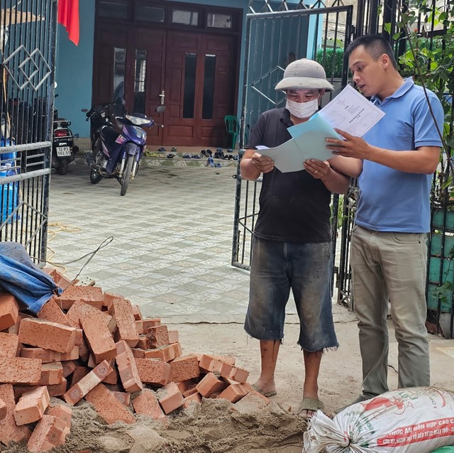 Anh Vũ Đức Tài (Áo xanh bên phải), Nhân viên một công ty kiểm toán tư nhân, trú tại đường Bắc Sơn, Khối 9, phường Hoàng Văn Thụ, TP. Lạng Sơn