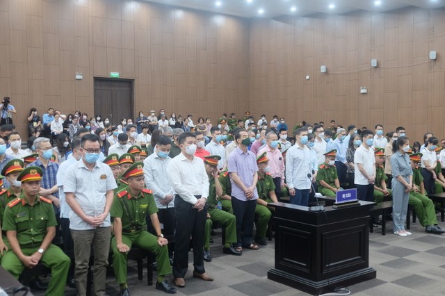 Các bị cáo trong ngày đầu xét xử.