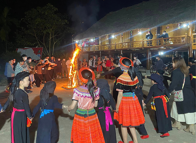 Du khách trải nghiệm tại Homestay Tài Ngào, xã Thượng Lâm, huyện Lâm Bình, Tuyên Quang.