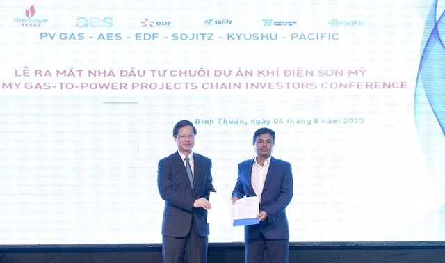 Trao Quyết định chấp thuận chủ trương Kl99ok phiên bản mới đồng thời chấp thuận nhà Kl99ok phiên bản mới Dự án Kho cảng LNG Sơn Mỹ cho đại diện chủ Kl99ok phiên bản mới dự án.