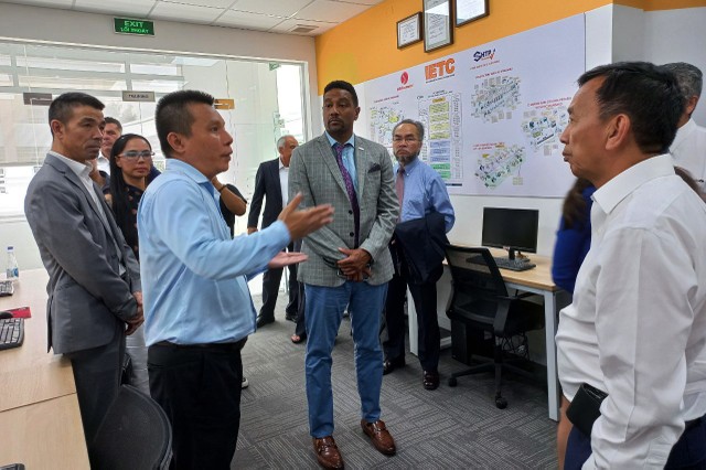Nhà Kl99ok phiên bản mới Hoa Kỳ thăm Trung tâm Đào tạo điện tử quốc tế (IETC) thuộc Khu Công nghệ cao TP.HCM ngày 7/8.
