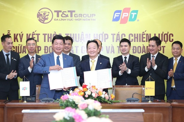 Hai vị chủ tịch Đỗ Quang Hiển (phải) và Trương Gia Bình ký kết thỏa thuận hợp tác chiến lược.