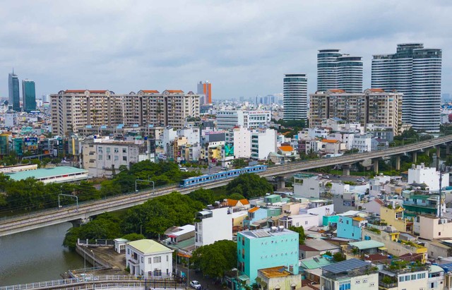 Chuyến tàu đầu tiên chở khách VIP từ Metro Bến Thành ra Suối Tiên.