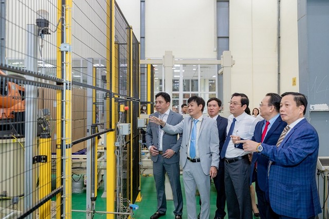 Các đại biểu tham quan dây chuyền Kl994 nhà cái bóng đá world cup hiện đại của nhà máy tại lễ khánh thành.