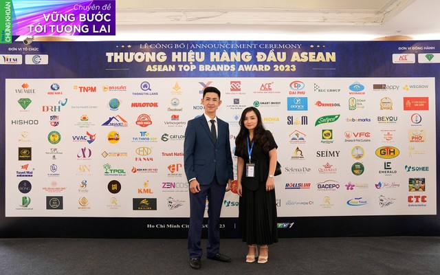 Ông Vũ Văn Đức - Giám đốc tư vấn Kl99ok phiên bản mới và bà Nguyễn Thùy Linh - Giám đốc đại diện văn phòng Hồ Chí Minh tạo sự kiện