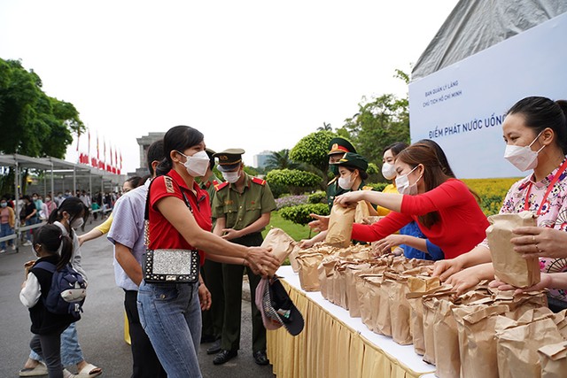 Sở Du lịch Hà Nội sẽ phối hợp với Ban Quản lý Lăng Chủ tịch Hồ Chí Minh tiếp tục tổ chức phát bánh mì và nước uống cho du khách và nhân dân vào Lăng viếng Bác trong ngày 2/9/2023.