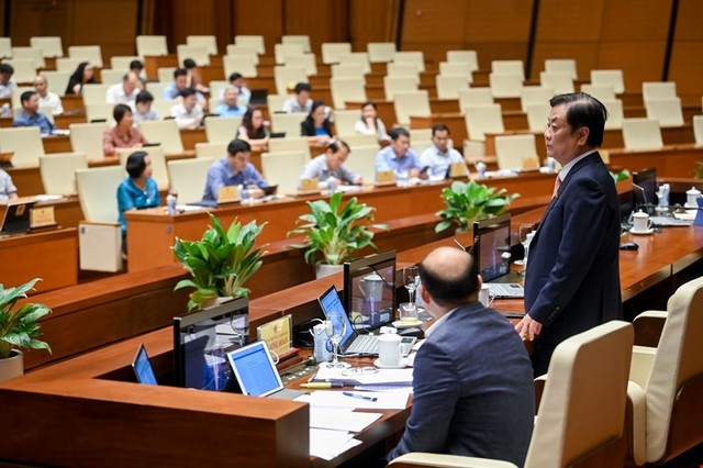 Bộ trưởng Bộ Nông nghiệp và phát triển nông thôn trả lời chất vấn tại điểm cầu Diên Hồng.