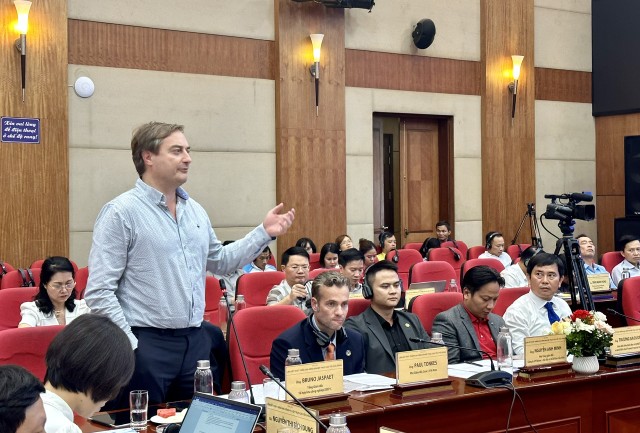 Ông Bruno Jaspaet, Tổng giám đốc Tổ hợp khu công nghiệp DEEP C chia sẻ tại diễn đàn. Ảnh: Thanh Sơn.