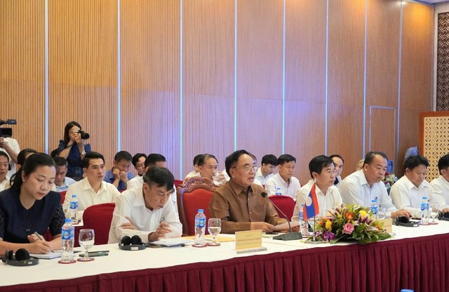Đoàn đại biểu của Ủy ban hợp tác Lào - Việt Nam do Bộ trưởng Bộ Kế hoạch và Kl99ok phiên bản mới Lào Khăm- chen Vông- phô -sỷ làm trưởng đoàn.