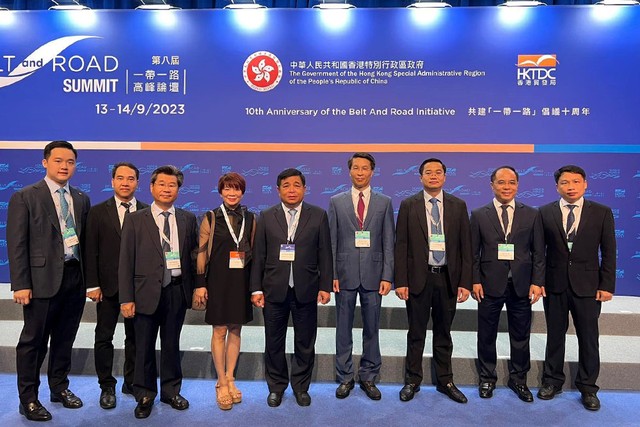Bộ trưởng Nguyễn Chí Dũng dẫn đầu đoàn công tác, với sự tham gia của một số lãnh đạo đơn vị thuộc Bộ Kế hoạch và Kl99ok phiên bản mới.