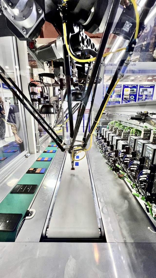 Ứng dụng Robot gắp thả vật phẩm đồng bộ theo tốc độ của băng tải.jpg