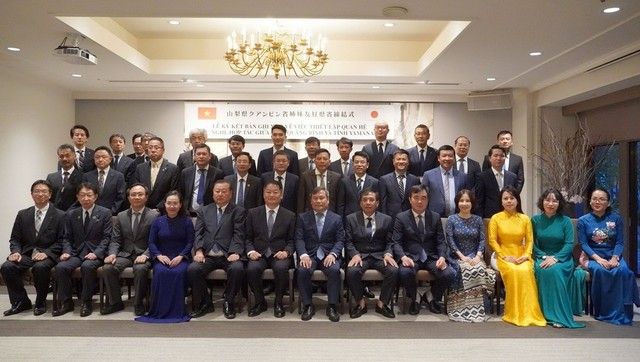 Đoàn công tác tỉnh Quảng Bình chụp ảnh lưu niệm cùng đoàn đại biểu tỉnh Yamanashi. Ảnh: Ngọc Mai