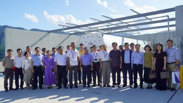 Đoàn công tác tỉnh Quảng Bình chụp ảnh lưu niệm cùng ban lãnh đạo Nhà máy điện mặt trời Kome Kurayama. Ảnh: Ngọc Mai