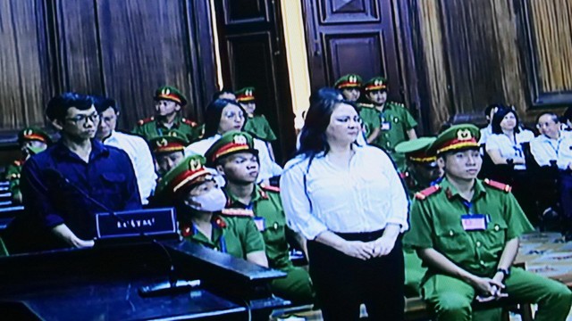 Bị cáo Nguyễn Phương Hằng tại toà trong ngày đầu xét xử.