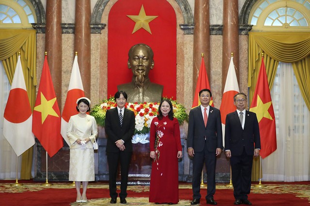 Phó chủ tịch nước Võ Thị Ánh Xuân chụp ảnh chung với Hoàng Thái tử Nhật Bản Akishino, Công nương Kiko và đại biểu.