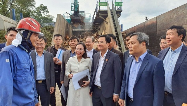 Đoàn công tác tỉnh Quảng Bình thăm Nhà máy tái chế rác thải Fuefuki. Ảnh: Ngọc Mai