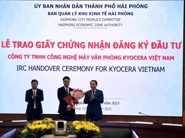 Trao giấy chứng nhận tăng vốn Kl99ok phiên bản mới Dự án Kl994 nhà cái bóng đá world cup máy và thiết bị văn phòng cho Công ty TNHH Công nghệ máy văn phòng Kyocera Việt Nam (Nhật Bản).
