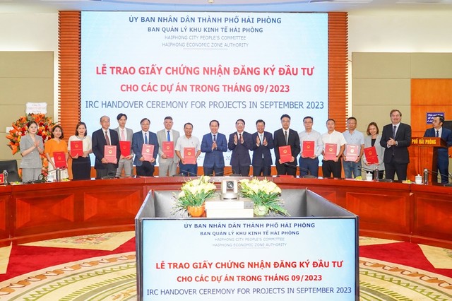 Trao giấy chứng nhận Kl99ok phiên bản mới các dự án.