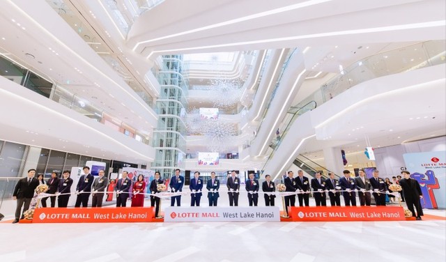 Nghi thức cắt băng khai trương LOTTE MALL West Lake Hanoi.
