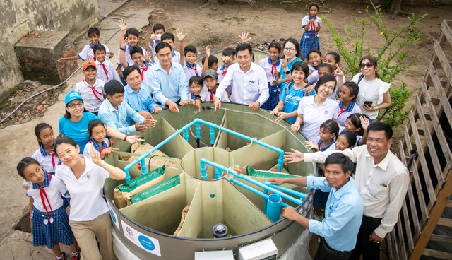 Nhà vệ sinh không phát thải đầu tiên tại Việt Nam, "Net-Zero Aquonic," được vận chuyển đến trường tiểu học Long Phú C để chuẩn bị lắp đặt. Đây là một hệ thống xử lý nước thải đột phá, khai thác năng lượng sạch từ tấm pin mặt trời để biến nước thải thành nước sạch và không có vi khuẩn, sẽ được tái sử dụng để xả toilet